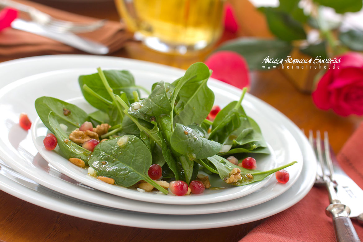 Spinatsalat mit Pinienkernen, Walnüssen und Granatapfelkernen