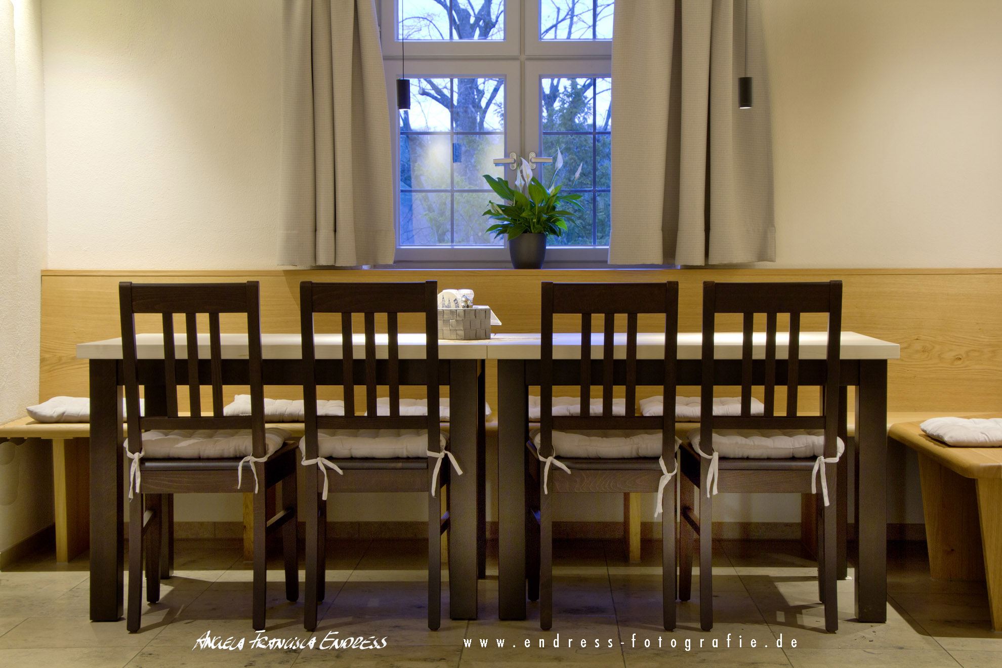 moderne Gaststube im Gasthof "Goldener Hirsch" Vierzehnheiligen, 10er Tisch am Fenster 