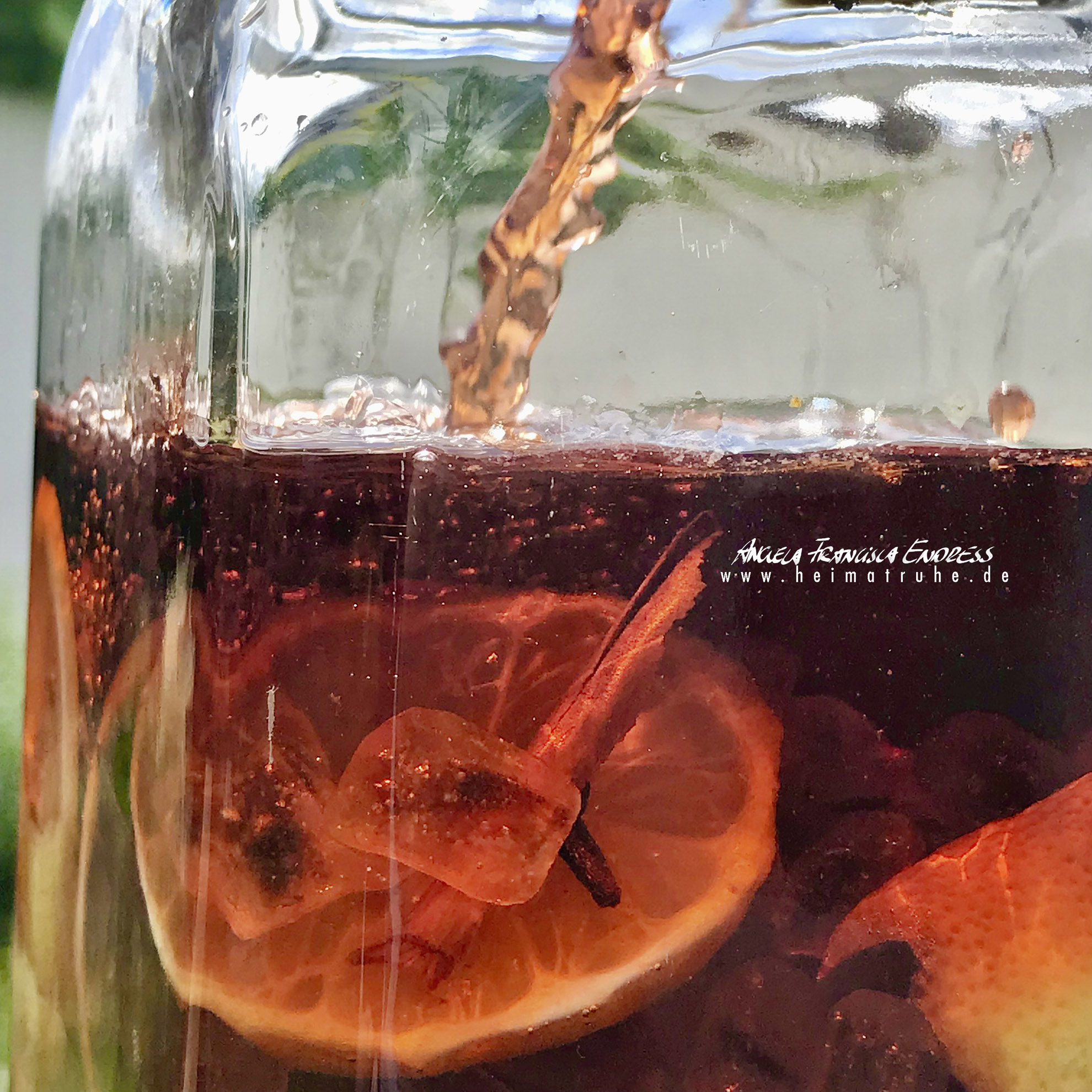 Rum fliesst in Glas mit "Nocino"-Zutaten