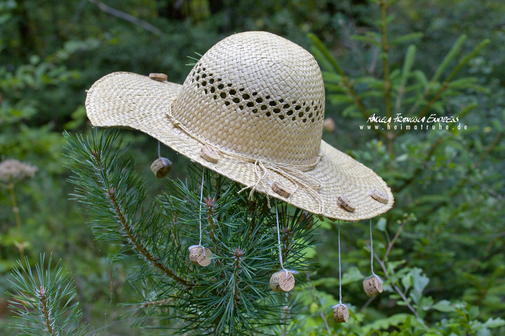 Korken-Hut auf Kiefer mit Korken Bommeln, Strohhut, Sonnenhut, Fliegenabwehr, Wald, 
